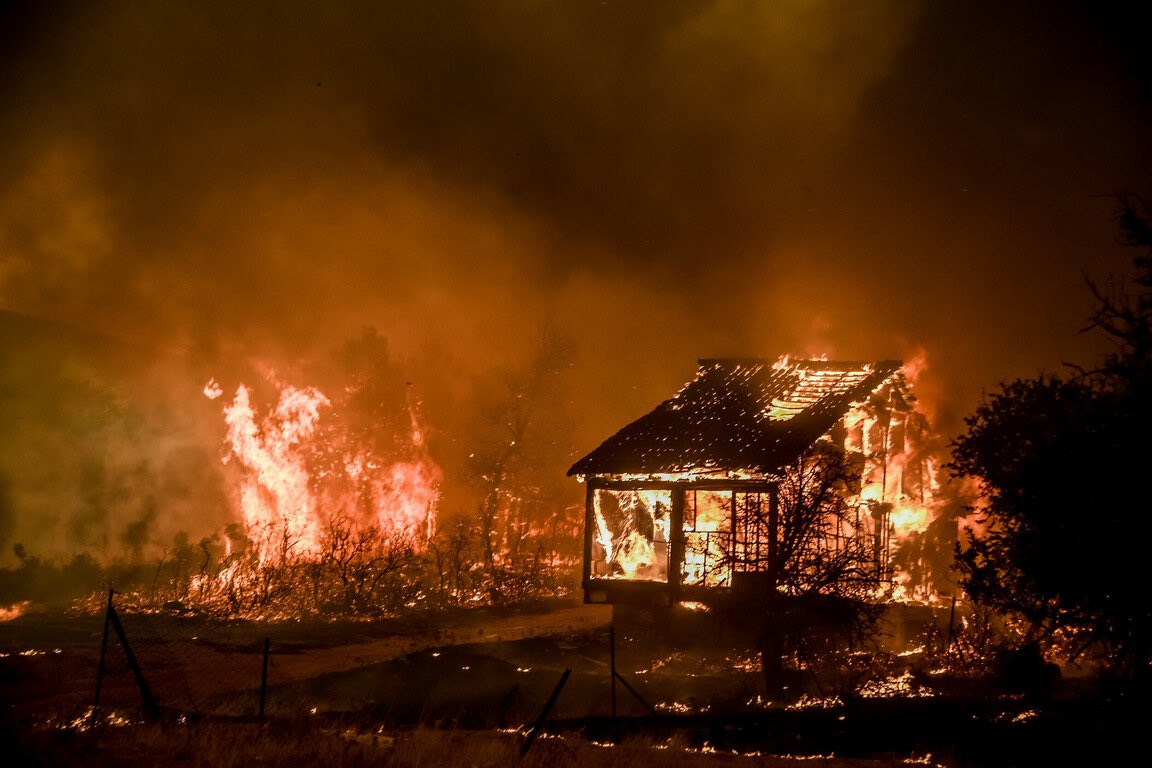 Συγκλονιστικές εικόνες απο τη φωτιά στα Βιλια - FNews